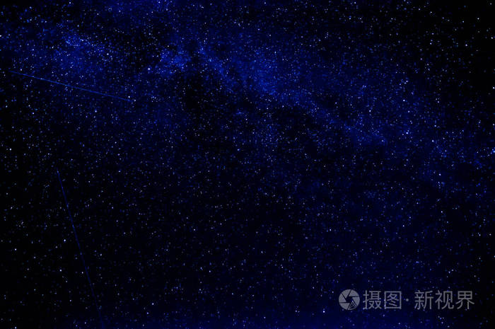 坠落的星与银河系暗蓝的天空