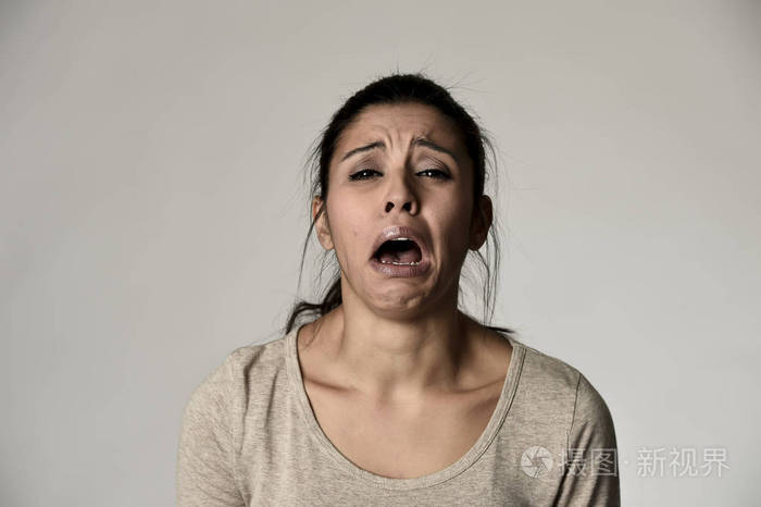 西班牙的伤心女人严重和有关哭上感到沮丧绝望反应点儿过