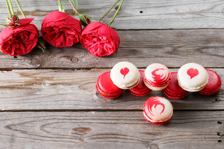 红蛋白杏仁饼干甜点和玫瑰木的背景上。在情人节那天早饭的甜点。复制空间