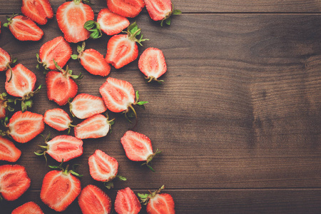 草莓木制桌上