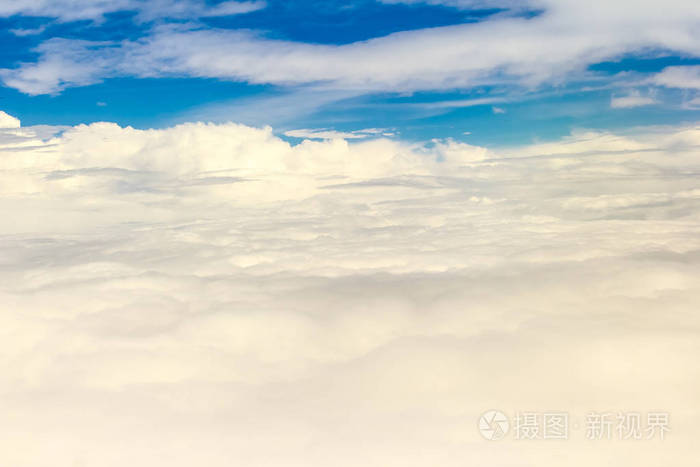 从空中俯瞰美丽的云景。 从天空和云层上方看自然之美。 从飞机窗口看到白云和蓝天。 天空中的阳光照耀着云层。