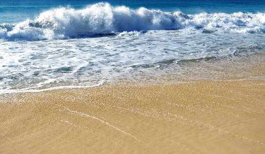 制成的海浪拍打着海岸的海泡沫