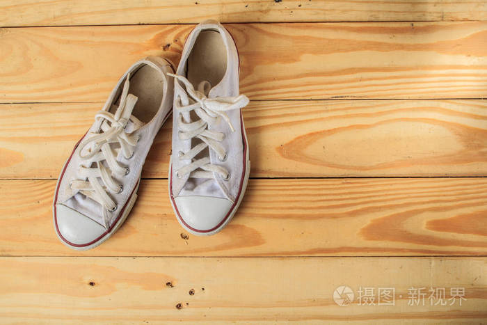 在硬木地板上的白色运动鞋