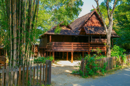 农村地区的泰国传统房屋照片