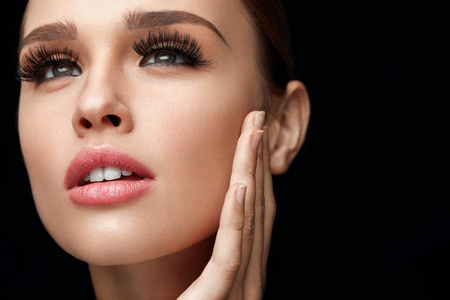 美女brunette模特女假日化妆特写.睫毛延伸,假睫毛.美女.