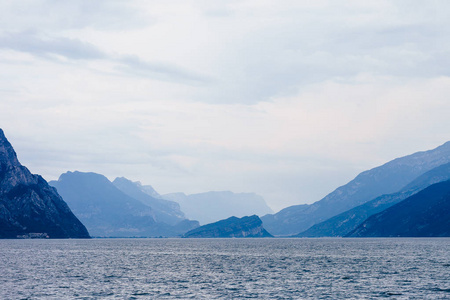 加尔达湖和山景观