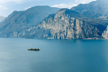 加尔达湖和山景观