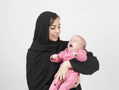 年轻的阿拉伯母亲抱着她的小宝宝