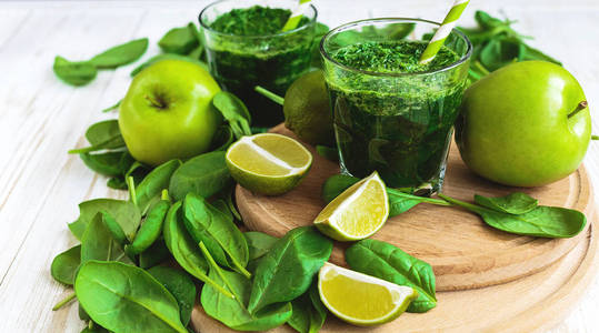 健康绿色的果汁与菠菜 石灰和苹果