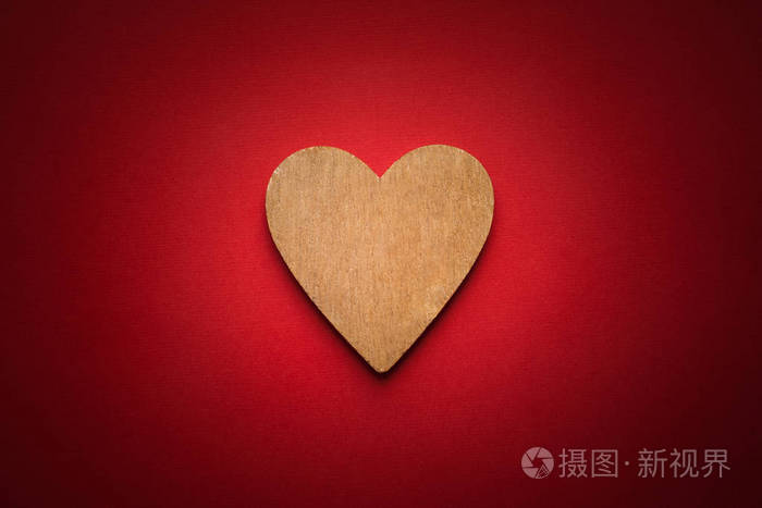 木制棕色心红纸张背景与小插图上