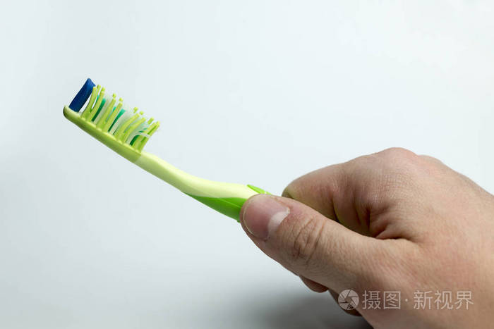 只手握住一把牙刷