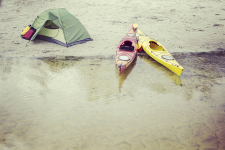 Kayak.A 夫妇在奥林匹克公园，美国的新月形湖上划艇