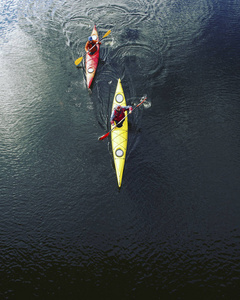 Kayak.A 夫妇在奥林匹克公园，美国的新月形湖上划艇