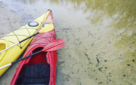 Kayak.A 夫妇在奥林匹克公园，美国的新月形湖上划艇