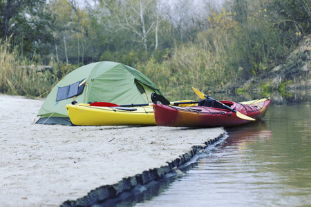 Kayak.A 夫妇在奥林匹克公园，美国的新月形湖上划艇