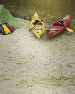 Kayak.A 夫妇在奥林匹克公园，美国的新月形湖上划艇