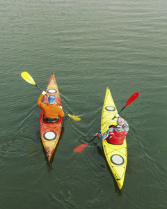 Kayak.A 夫妇在奥林匹克公园，美国的新月形湖上划艇