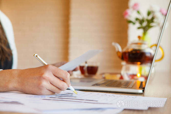 女性的手在纸上书写笔在白案