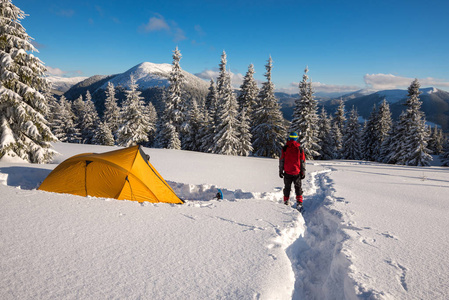 老兄，旅行者在雪享受美景