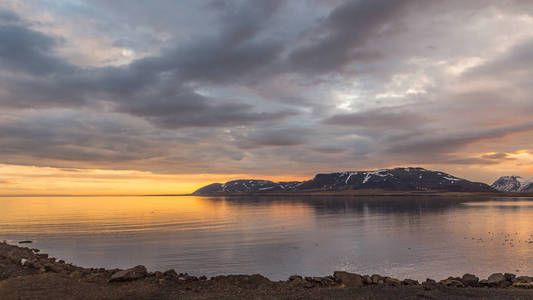 Grundarfjordur 在冰岛海多云落日