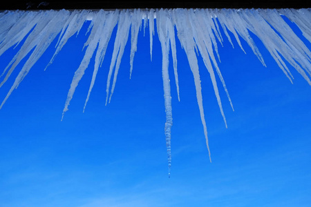冰柱从屋顶回家融化的冰滴挂
