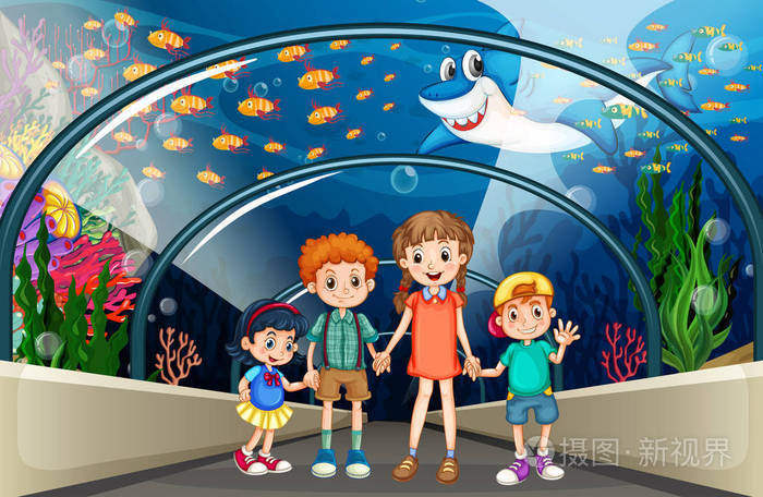 孩子们参观水族馆的鱼全