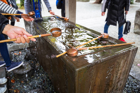 在佛教寺院净水