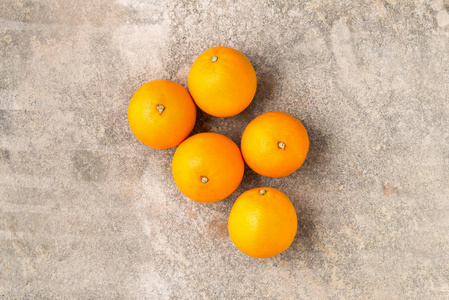 橘子剥皮摄影图