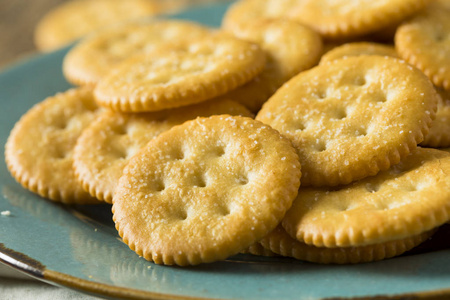 圆的咸黄色饼干照片