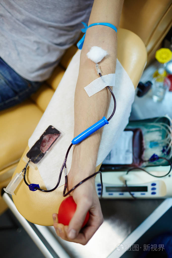 droppe与献血者的手臂