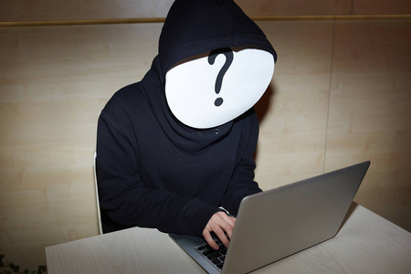 与笔记本电脑的匿名黑客照片