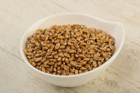 大麦籽粒碗里图片