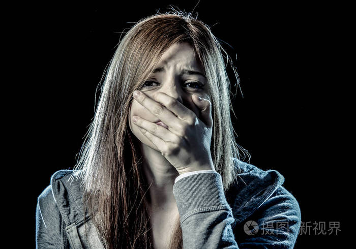 十几岁的女孩或女人在压力和痛苦患上抑郁症愁容