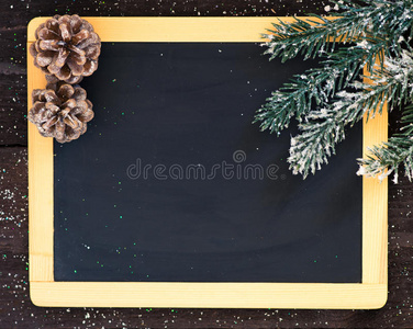 带圣诞装饰的黑板空白。