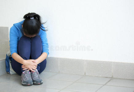 女人躲在角落里照片