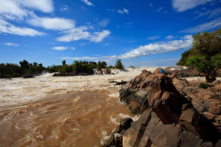老挝南部尚帕萨克的康普拉蓬瀑布或湄公河是亚洲和世界上最大最美丽的瀑布之一