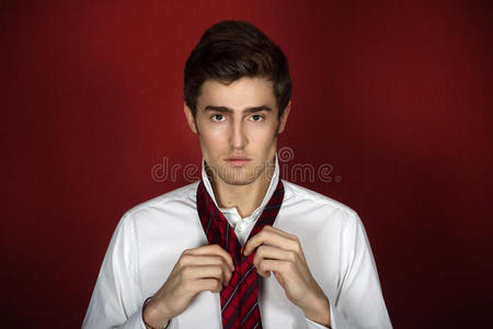 戴领带的年轻帅哥