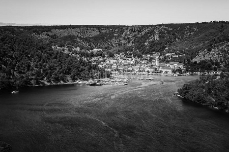 从距离来看 Skradin 镇在达尔马提亚，克罗地亚克尔卡河上。黑白图像