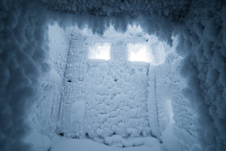 雪和霜霜的房间的墙上