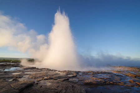 Strokkur 间歇泉的喷发在冰岛