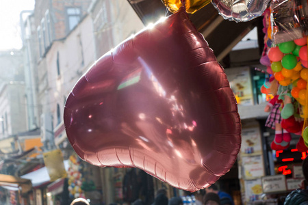 小粉红色心形气球在集市