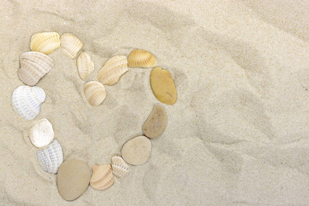 小石子和贝壳为背景，对海砂心