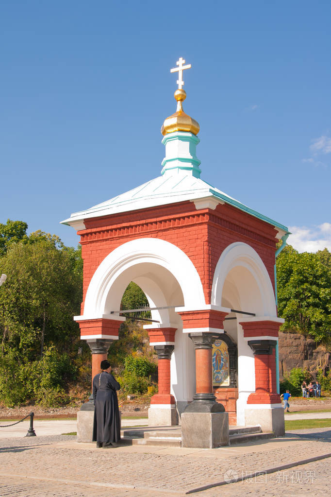 牧师在教堂受洗所有的悲伤喜悦的教堂俄罗斯卡累利阿valaam岛