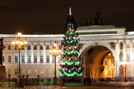 圣彼得斯堡1 月 11 日 圣诞树和在布达拉宫广场，2011 年 1 月 11 日，在俄罗斯圣彼得堡镇上的建筑的一般工作人员