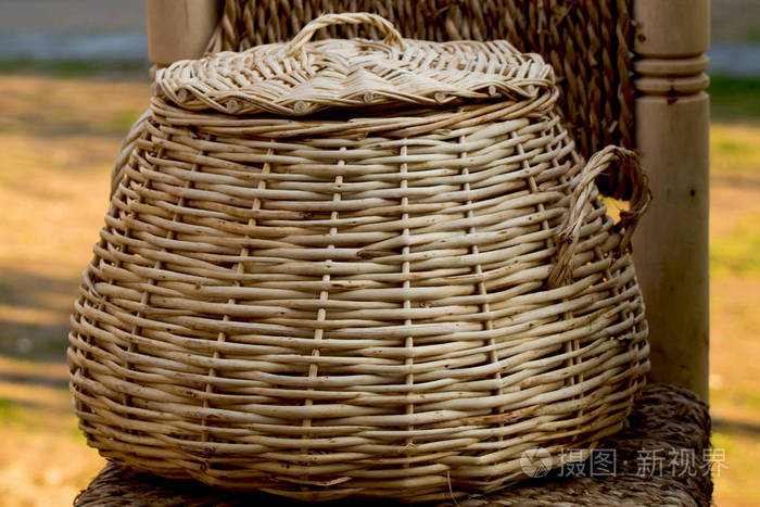 空的柳条篮子在市场出售