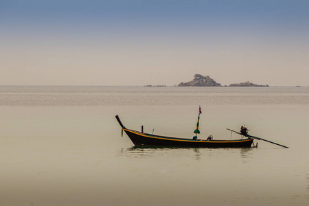 渔夫船和美丽的海景奈扬海滩，精彩的海滩附近的普吉国际机场省泰国。