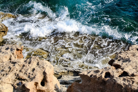 海水海浪的岩石和形式的泡沫