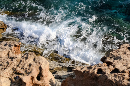 海水海浪的岩石和形式的泡沫