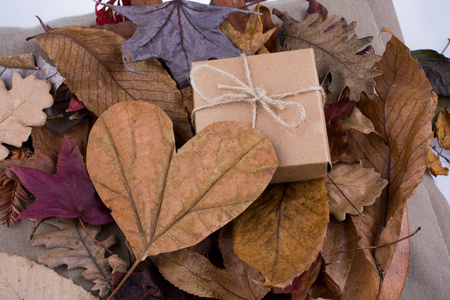 礼品盒的棕褐色和心形切叶