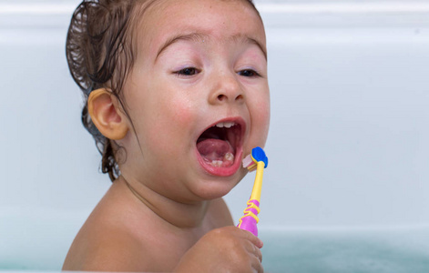 小女孩在浴室刷牙